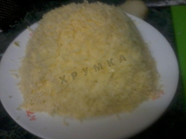 Рецепт - Салат Египетская пирамида - Шаг 9 -  Сыр трем на мелкой терке и обсыпаем им всю нашу пирамиду, формируя ее бока лопаткой или ножом. Даем постоять часа 2 и более. Украшаем зеленью