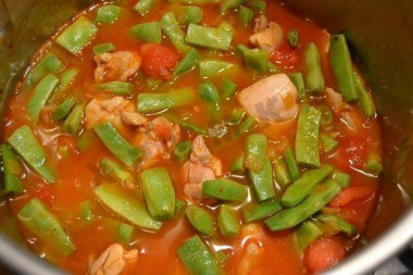 Тушеная спаржевая фасоль с курицей