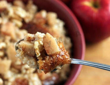 Ночная овсяная каша с яблоками и орехами в мультиварке