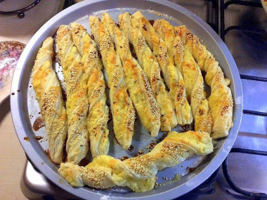 Сырные палочки из слоеного теста