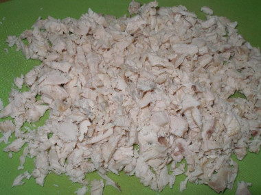 Рецепт - Салат Грибной с курицей и шампиньонами - Шаг 1 - Отварную грудку мелко порезать.