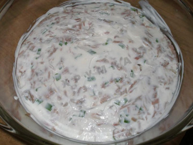 Рецепт - Салат Грибной с курицей и шампиньонами - Шаг 2 -  Выложить в салатник, посыпать зеленым луком ( или репчатым, порезанным тонкими полу-кольцами и замаринованным на 10-15 мин в смеси уксуса 9% и воды 1:1). Смазать майонезом.