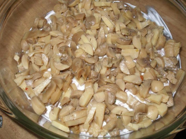Рецепт - Салат Грибной с курицей и шампиньонами - Шаг 3 -  Далее идет слой маринованных шампиньонов, мелко порезанных. Один грибочек оставить для украшения.