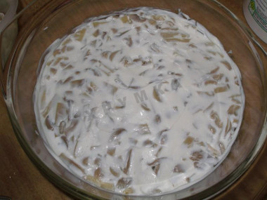 Рецепт - Салат Грибной с курицей и шампиньонами - Шаг 4 -  Покрыть майонезом.
