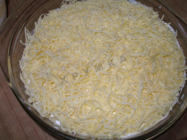 Рецепт - Салат Грибной с курицей и шампиньонами - Шаг 6 -  Следующий слой - тертый на средней терке сыр. И тоже покрываем майонезом.