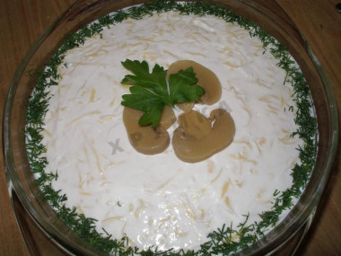 Рецепт - Салат Грибной с курицей и шампиньонами - Шаг 7 -  Разрезаем отложенный грибочек на три пластины, выкладываем в центр салатника. Вставляем веточку петрушки или укропа. мелко режем укроп и делаем ободок по окружности. Украсить можно и по своему желанию. Главное, чтобы салатник был с плоским дном, не конусообразный.