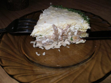 Рецепт - Салат Грибной с курицей и шампиньонами - Шаг 8 -  Дать салату пропитаться в холодильнике несколько часов (желательно ночь). После этого легко нарезается, как торт, и выкладывается на тарелку с помощью лопаточки.