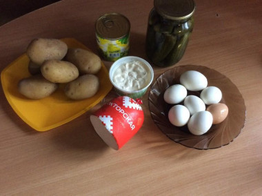 Рецепт - Оливье Lite-версия салат - Шаг 1 - Сварим картошку в мундире и яйца, в воду добавляем по столовой ложке соли