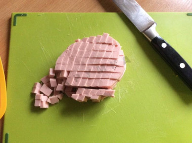 Рецепт - Оливье Lite-версия салат - Шаг 5 -  Режем яйца примерно таким же размером, за эталон нарезки берём везде горошину