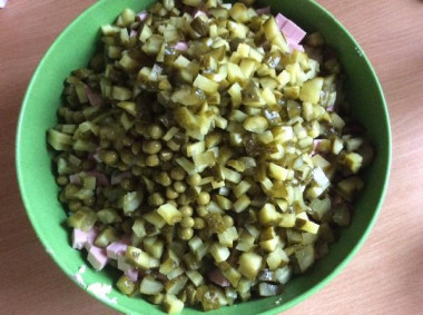 Рецепт - Оливье Lite-версия салат - Шаг 6 -  Картофель лучше слегка недоварить, тогда вам будет легче с ним справляться при нарезке- не липнет к ножу и рассыпчатый в салате