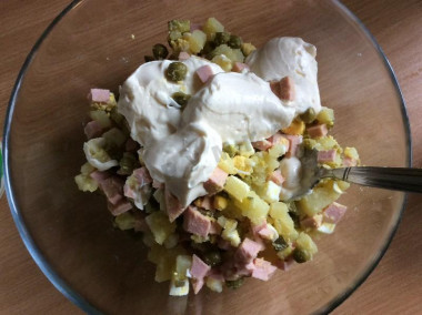 Рецепт - Оливье Lite-версия салат - Шаг 7 -  Колбаску тем же размером