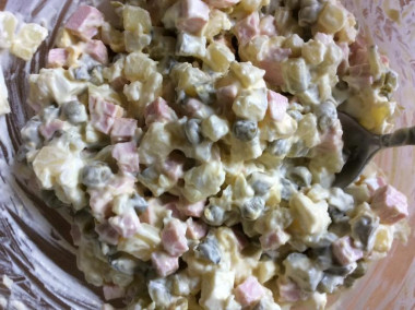 Рецепт - Оливье Lite-версия салат - Шаг 8 -  Всыпаем в миску горошек ( всю банку) и добавляем стёкшие огурчики, вымешиваем аккуратно. Накрываем пленкой или крышкой, ставим в холодильник