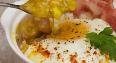 Каша злаковая с яйцом и беконом