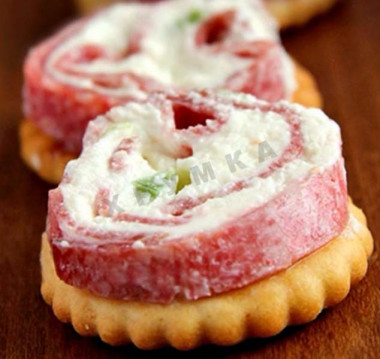 Новогодние закусочные рулетики из сыра и салями