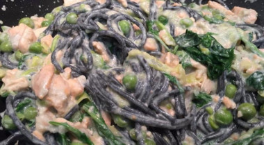 Черные спагетти с красной рыбой горошком и сыром