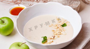 Каша манная с томлеными яблоками на молоке