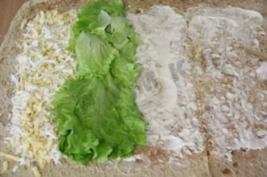 Рецепт - Лавашный рулет с сыром и печенью трески - Шаг 2 -  Листья салата хорошо моем и выкладываем рядом с яйцами, полоской.