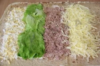 Рецепт - Лавашный рулет с сыром и печенью трески - Шаг 4 -  Сыр натираем на крупной тёрке и выкладываем последней полоской.