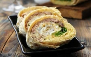 Рецепт - Лавашный рулет с сыром и печенью трески - Шаг 6 -  Готовый рулет из лаваша с печенью трески нарезаем на кусочки и подаем к столу.Финита!Приятного аппетита!