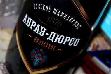 Рецепт - Тилапия жареная в кляре из шампанского - Шаг 1 - Все очень просто...Наливаем шампанское в пиалу для приготовления кляра.Добавляем яйцо, муку и специи по вкусу.