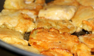 Рецепт - Тилапия жареная в кляре из шампанского - Шаг 3 -  Рыбку вымыть и обсушить.Разрезать каждое филе вдоль на 2 части, а потом поперек на 3 части.Посолить и поперчить ломтик.Каждый ломтик обвалять в муке, а затем окунуть в кляр.Жарить в кипящем масле на разогретой сковороде на среднем огне с двух сторон.Рыба готовится быстро, поэтому жарьте просто до золотистого цвета.