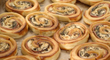 Картофельный рулет со шпинатом и беконом