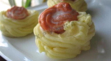 Картофельные корзиночки с рыбным муссом