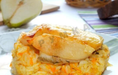 Тилапия с винными грушами на рисовой подушке