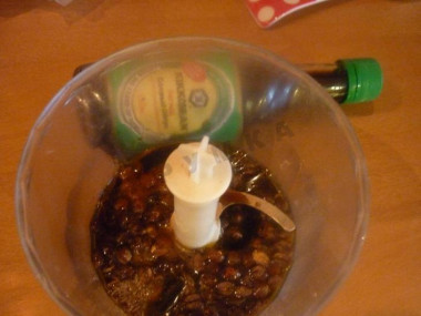 Рецепт - Говядина в кофейном маринаде - Шаг 1 - Смолоть в чаше с ножами блендер зёрна кофе, тмин, чеснок, сироп, оливковое масло, соевый соус, перец.