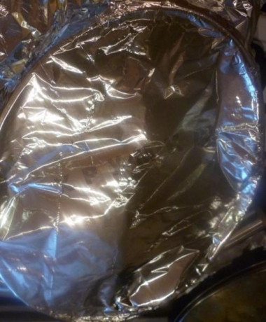 Рецепт - Говядина в кофейном маринаде - Шаг 3 -  Закрыть мясо фольгой и поставить в разогретую до 190С духовку на 50 минут.