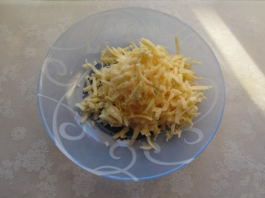 Рецепт - Запеканка из картошки с сыром и чесноком - Шаг 2 -  Натираем на крупной терке сыр.