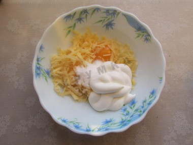 Рецепт - Запеканка из картошки с сыром и чесноком - Шаг 4 -  Второе яйцо и оставшийся сыр смешиваем с чесноком и майонезом.
