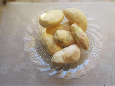 Рецепт - Запеканка из картошки с сыром и чесноком - Шаг 5 -  Чистим картофель и хорошо его промываем.