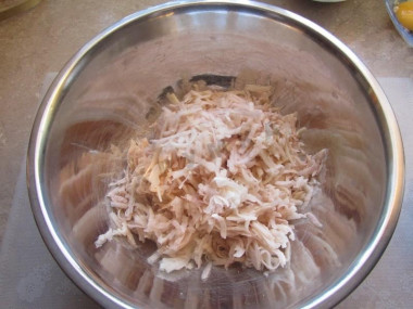 Рецепт - Запеканка из картошки с сыром и чесноком - Шаг 6 -  Натираем картофель на крупной терке и смешиваем с яично-сырной массой, все солим, перчим и перемешиваем.