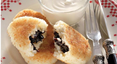 Зразы из рисовой каши на молоке с черносливом