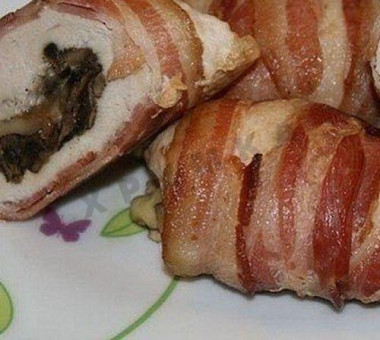 Куриные рулетики с грибами, беконом и твердым сыром