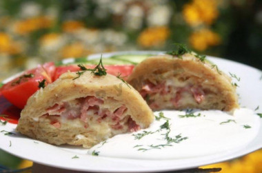 Картофельные колдуны с сосисками и сыром в СВЧ