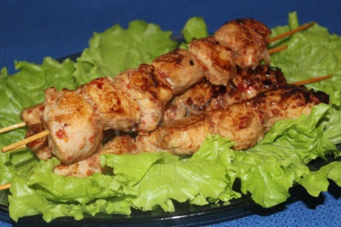 Куриные грудки на шпажках на сковороде