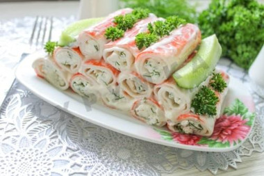 Новогодняя закуска из фаршированных крабовых палочек