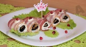 Рулетики из бекона с черносливом сыром и грецкими орехами