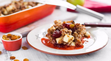 Постная гречневая запеканка с яблоками и изюмом