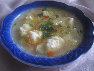 Суп с клецками, свининой, картошкой и болгарским перцем