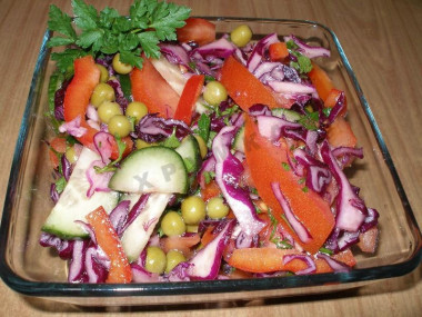 Салат из краснокочанной капусты с овощами и зеленым горошком