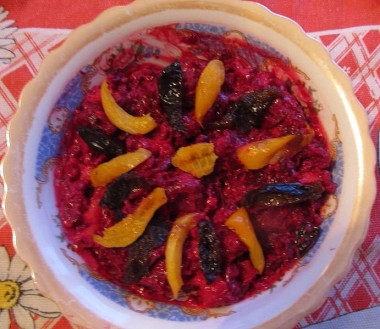 Свекольный салат с курагой и черносливом