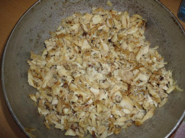 Рецепт - Салат Гнездо - Шаг 1 - Салат делается слоямиФеле курицы слегка обжарить.