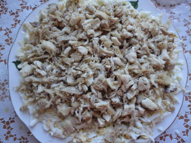 Рецепт - Салат Гнездо - Шаг 3 -  На яйца выложить куриное феле.