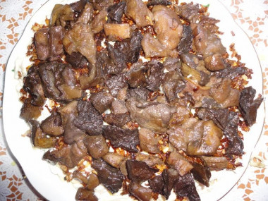 Рецепт - Салат Гнездо - Шаг 8 -  Грибы выложить на лук.