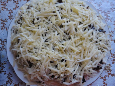 Рецепт - Салат Гнездо - Шаг 9 -  Потереть сыр, выложить его на грибы.