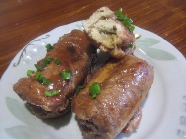 Рецепт - Куриный рулет с сыром и яблоком - Шаг 9 -  Подаем куриные рулеты с начинкой на тарелке, полив сверху их соусом. Приятного аппетита!