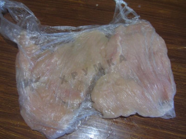 Рецепт - Куриный рулет с сыром и яблоком - Шаг 2 -  слегка отбиваем куриные грудки через полиэтиленовые мешки.Мясо отбиваем до толщины 1см.